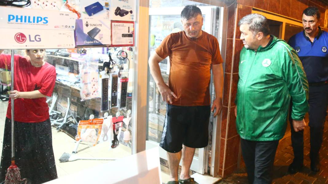 Ulaşım kapandı, iş yerlerini su bastı... Sel felaketi o illeri vurdu 4